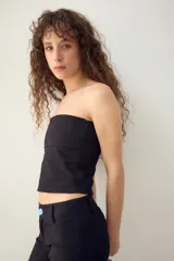 Top bandeau negro de gabardina con spandex, corte por debajo del ombligo y cierre lateral.