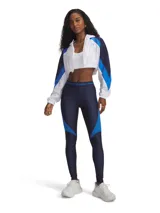 Campera deportiva de corte cropped con diseño color block en blanco, azul marino y azul eléctrico. Confeccionada en tejido ligero de nailon con textura arrugada, cuenta con cierre frontal, cuello alto y puños elásticos.