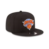 Gorro negro de visera plana, con logo bordado de los New York Knicks en el frente.