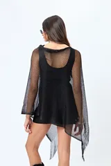 Poncho negro de tejido de red con flecos largos.