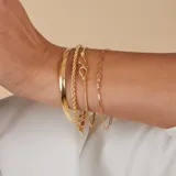 Esclava rígida tipo bombé de diseño minimalista, fabricada en oro 18k con acabado pulido brillante.