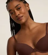 Soutien push-up de microfibra color marrón, con copas moldeadas y tirantes ajustables.