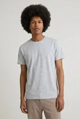 Remera de cuello redondo y manga corta, confeccionada en algodón de alta calidad con un diseño básico y versátil.