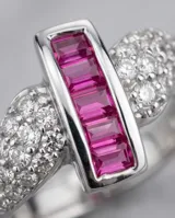 Anillo de plata con piedras naturales, diseño central rectangular con rubíes en corte baguette y pavé de circons en los laterales.