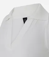 Blusa sin mangas de color blanco, con cuello polo y escote en V, confeccionada en algodón con elastano.