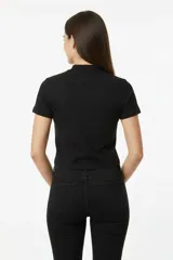 Remera de algodón y elastano, de corte ajustado al cuerpo, con cuello alto y mangas cortas.