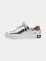 Sneaker de plataforma color plata con textura efecto cocodrilo, detalle de gamuza marrón en el talón y suela blanca con inscripción en el lateral.