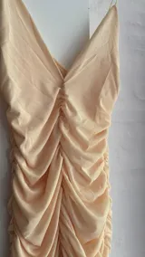 Vestido largo de fiesta color amarillo pastel, confeccionado en microtul con doble tela en la parte superior. Tiene breteles finos y escote en V.