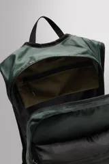 Mochila deportiva de tejido técnico en color verde oscuro, con múltiples bolsillos frontales en tonos negro y marrón. Cuenta con compartimento principal con cierre termosellado, bolsillos laterales ajustables con cordón, parte posterior acolchada y asas ajustables con hebilla de liberación rápida.