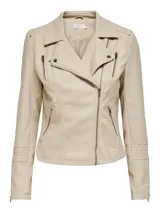 Campera biker corta de cuero sintético negro con cierre frontal asimétrico, solapas con muesca, bolsillos con cierre y detalles acolchados en las mangas.