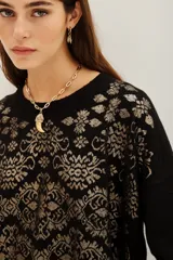 Sweater negro de manga larga con cuello redondo y tejido jacquard en dorado con diseño damasco.