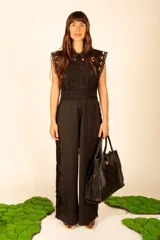 Mono largo negro con broderie en la parte superior, cuello camisero y sin mangas.