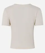 Blusa de morley color marfil con calce ajustado, cuello redondo, mangas cortas y detalle de puntilla en los puños.