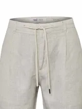 Short de lino orgánico color beige, con ajuste de cordón en la cintura, bolsillos laterales y traseros, y corte relajado.