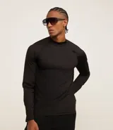 Remera deportiva térmica negra de manga larga con cuello alto.