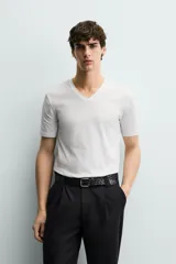 Camiseta blanca de algodón con elasticidad, corte slim fit, cuello en V y mangas cortas.