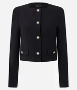 Chaquetilla corta de crepé con cuello redondo y manga larga. Presenta cierre frontal con botones dorados y bolsillos decorativos con solapa en la parte inferior. Diseño estructurado y elegante.