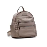 Mochila color beige con doble cierre frontal, marca Korium.