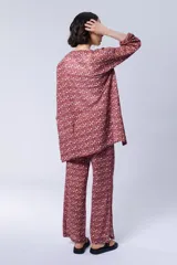 Kimono con estampado étnico en tonos rosa, rojo y blanco.