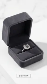Anillo de plata 925 con piedra central de topacio místico en corte ovalado, rodeada por un halo de circonias brillantes.