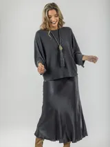 Falda larga gris de satén con cintura elástica.