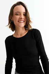 Sweater de punto con acabado metalizado, cuello redondo, manga larga y puños acanalados.