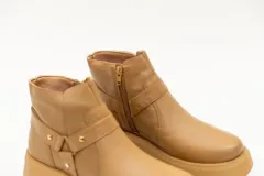 Borcego de cuero negro con aplique de estribo y suela track.