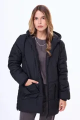 Campera acolchada de corte largo, color negro, con cierre frontal, capucha ajustable con cordones y bolsillos frontales tipo cargo.