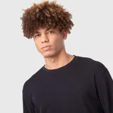 Buzo tipo crewneck de algodón orgánico, color negro, con cuello redondo y puños acanalados. Presenta un diseño liso y corte regular.