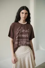 Remera marrón con estampado frontal que incluye el texto "Rio de Janeiro".