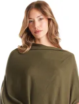 Poncho tejido de punto en color verde oliva, con diseño de corte asimétrico y caída holgada.