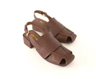 Sandalias de cuero marrón con diseño de tiras anchas entrecruzadas, punta cuadrada, talón abierto con pulsera ajustable y taco ancho medio.