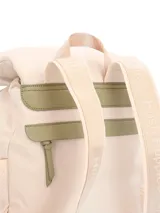 Mochila acolchada de poliéster reciclado color crema, modelo Rutter de Hush Puppies. Cuenta con compartimiento principal con solapa, doble bolsillo delantero con cierre, bolsillos laterales con cordón ajustable, y detalles en tonos verde oliva y amarillo.