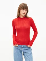 Polera de tejido acanalado en color rojo, con cuello alto y mangas largas.