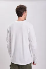 Remera blanca de manga larga con cuello redondo.