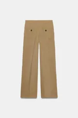 Pantalón recto de tiro bajo en color verde militar, con nervios marcados en la parte delantera, bolsillos frontales y cierre con cremallera, botón interior y ganchos.