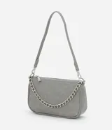 Cartera tipo baguette color gris, confeccionada en poliuretano con acabado mate. Presenta un diseño minimalista con cierre superior por cremallera, una cadena decorativa plateada en el frente y una correa larga ajustable y desmontable.