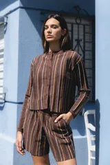 Cardigan tejido con lurex y botones en la delantera, color amarillo con rayas horizontales marrones.