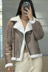 Campera tipo gamulán de cuero sintético negro con interior y solapas de corderito blanco. Presenta cierre frontal cruzado y bolsillos laterales con cierre.
