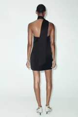 Vestido corto de satén color rojo, con escote recto, hombros descubiertos y detalle de foulard en el mismo tejido.