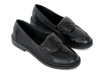 Mocasín de cuero negro con diseño de punta cuadrada y detalle acolchado en la pala. Cuenta con un tacón bajo y cuadrado.