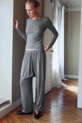 Pantalón baggy gris melange confeccionado en hilatura con lana, de tiro bajo y cintura elástica.