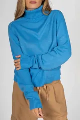 Polera de punto color celeste con cuello alto.