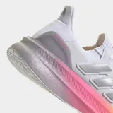 Championes de running Adidas Ultraboost 5, color blanco, con tres franjas laterales grises. La mediasuela presenta un degradado vibrante que va del gris al rosa y amarillo.