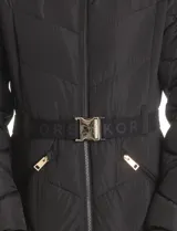 Campera puffer Michael Kors de corte entallado, con diseño capitoneado, cierre frontal, cuello alto y capucha desmontable con borde de piel sintética. Incluye cinto elástico con hebilla metálica, bolsillos laterales con cierre y puños de tejido elástico con abertura para pulgar.