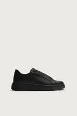 Zapatilla urbana de estilo minimalista, color negro, con diseño de cordones ocultos y suela de goma con volumen a tono.