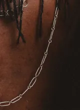 Collar plateado con eslabones rectangulares.