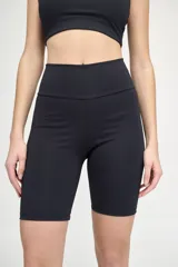 Calza corta de lycra negra, tiro alto y cintura alta con doble tela para mejor agarre.