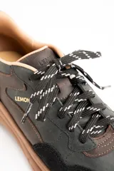 Championes urbanos Lemon de cuero negro y marrón con plataforma y cordones bicolores.