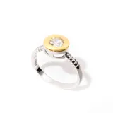 Anillo de plata 925 enchapada en rodio y oro, con circonia engarzada.